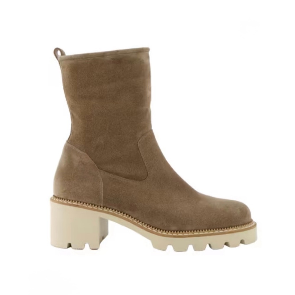 Tan suede leather boots. Lug Sole. 
New